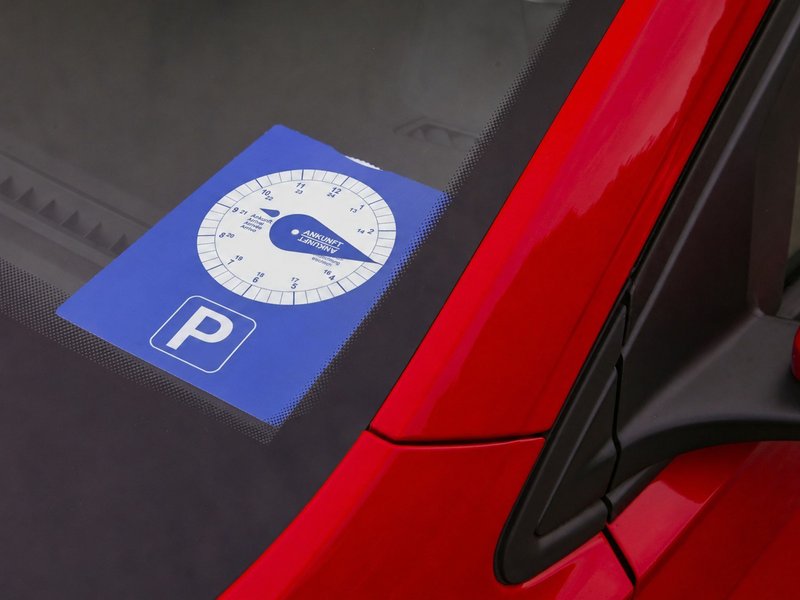 In Österreich braucht man spezielle Parkscheiben mit feiner Skala. (Bild: SP-X/mit KI-Unterstützung)